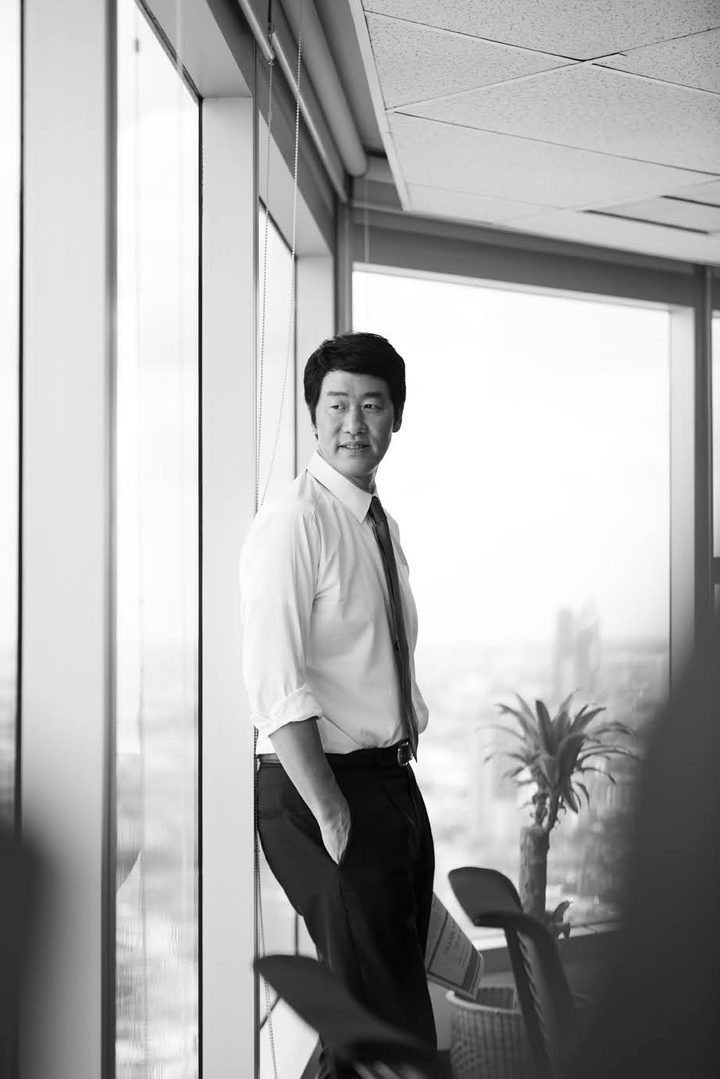 三木晋吉 誌面用ポートレート（バンコクのオフィスにて・2017年）